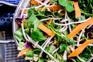 London UK, 25 Mayıs 2025, Taze Sağlıklı Vejetaryen Karıştırıcı Kızartma Sebzeleri Malzemeleri