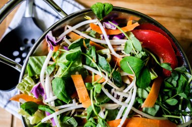 London UK, 25 Mayıs 2025, Taze Sağlıklı Vejetaryen Karıştırıcı Kızartma Sebzeleri Malzemeleri