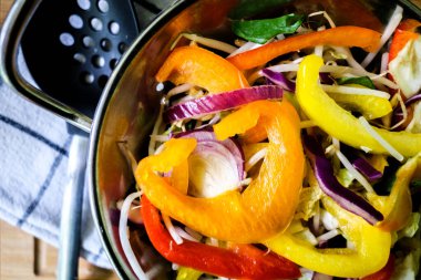 London UK, 25 Mayıs 2025, Taze Sağlıklı Vejetaryen Karıştırıcı Kızartma Sebzeleri İçindekiler