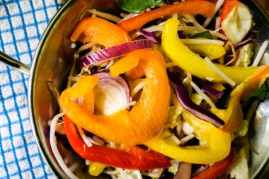 London UK, 25 Mayıs 2025, Taze Sağlıklı Vejetaryen Karıştırıcı Kızartma Sebzeleri İçindekiler