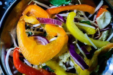 London UK, 25 Mayıs 2025, Taze Sağlıklı Vejetaryen Karıştırıcı Kızartma Sebzeleri İçindekiler