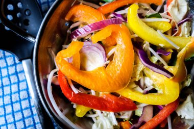 London UK, 25 Mayıs 2025, Taze Sağlıklı Vejetaryen Karıştırıcı Kızartma Sebzeleri İçindekiler