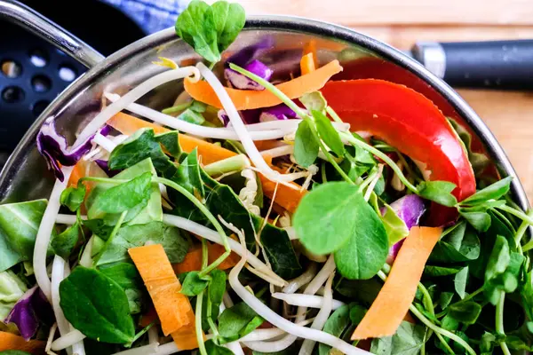 London UK, 25 Mayıs 2025, Taze Sağlıklı Vejetaryen Karıştırıcı Kızartma Sebzeleri Malzemeleri