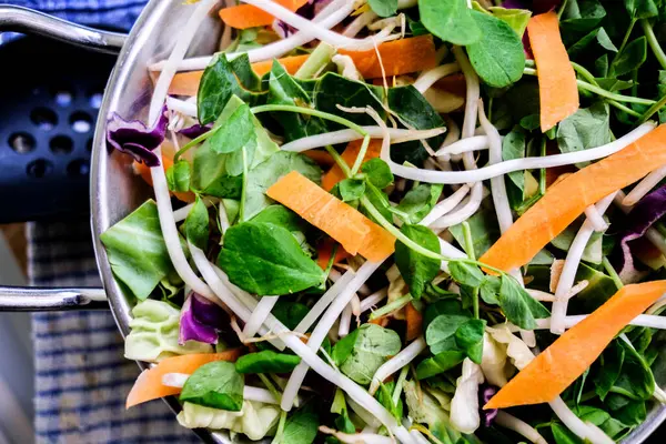 London UK, 25 Mayıs 2025, Taze Sağlıklı Vejetaryen Karıştırıcı Kızartma Sebzeleri Malzemeleri