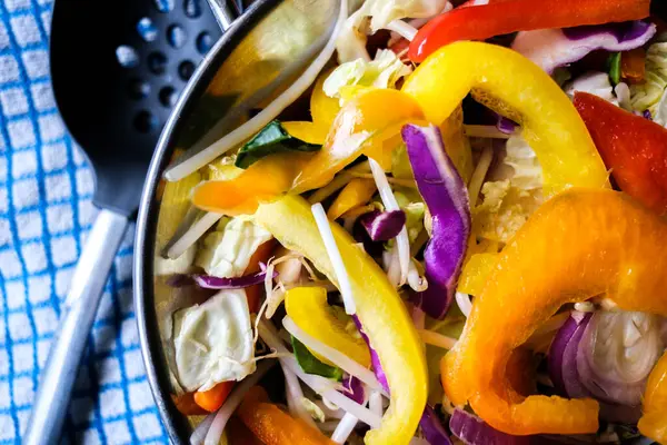 London UK, 25 Mayıs 2025, Taze Sağlıklı Vejetaryen Karıştırıcı Kızartma Sebzeleri İçindekiler