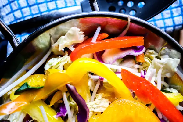 London UK, 25 Mayıs 2025, Taze Sağlıklı Vejetaryen Karıştırıcı Kızartma Sebzeleri İçindekiler