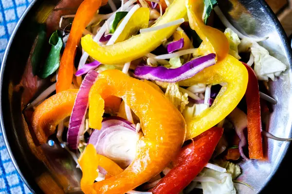 London UK, 25 Mayıs 2025, Taze Sağlıklı Vejetaryen Karıştırıcı Kızartma Sebzeleri İçindekiler