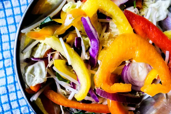 London UK, 25 Mayıs 2025, Taze Sağlıklı Vejetaryen Karıştırıcı Kızartma Sebzeleri İçindekiler