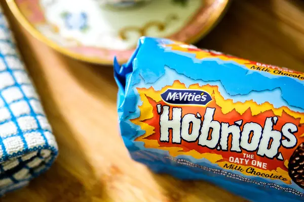 Londra İngiltere, 26 Mayıs 2025, Süt Çikolata kaplı Yulaflı McVities Hobnob Bisküvileri
