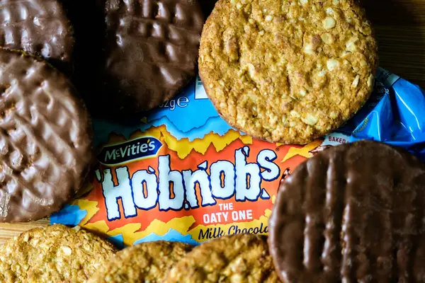 Londra İngiltere, 26 Mayıs 2025, Süt Çikolata kaplı Yulaflı McVities Hobnob Bisküvileri