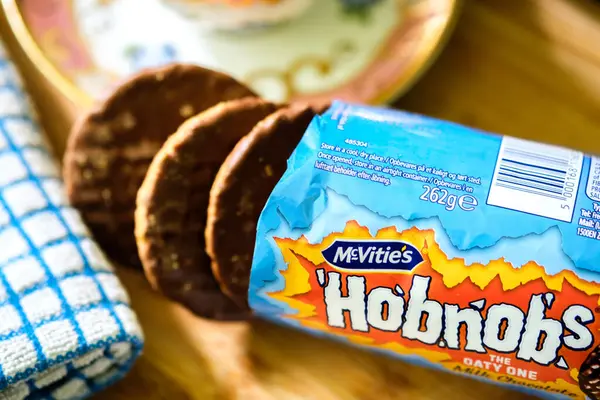 Londra İngiltere, 26 Mayıs 2025, Süt Çikolata kaplı Yulaflı McVities Hobnob Bisküvileri