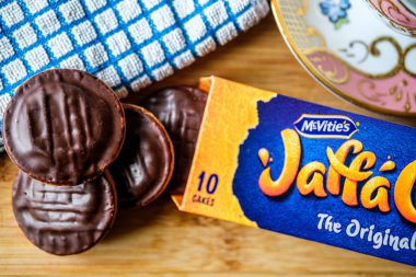Londra Birleşik Devletleri, 26 Mayıs 2025, Çikolata kaplı McVities Jaffa Kek Süngerli Kekler veya Bisküviler