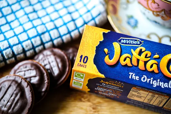 Londra Birleşik Devletleri, 26 Mayıs 2025, Çikolata kaplı McVities Jaffa Kek Süngerli Kekler veya Bisküviler