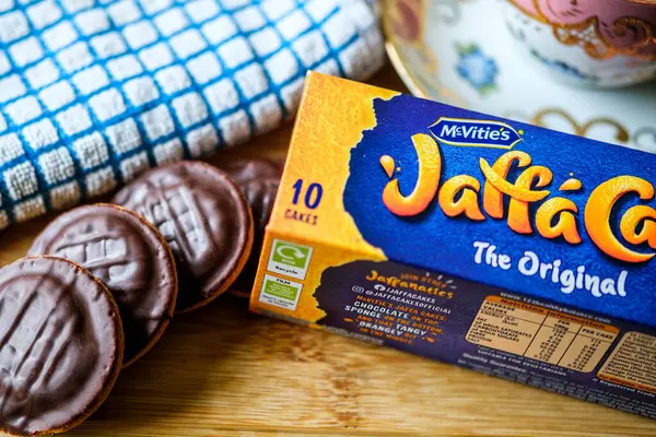 Londra Birleşik Devletleri, 26 Mayıs 2025, Çikolata kaplı McVities Jaffa Kek Süngerli Kekler veya Bisküviler