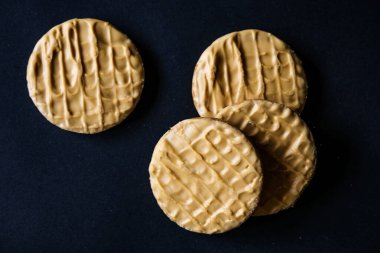 London UK, 29 Mayıs 2025, A Pile or Group of Geleneksel Altın Karamelli Bisküviler