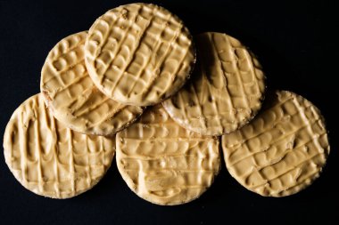 London UK, 29 Mayıs 2025, A Pile or Group of Geleneksel Altın Karamelli Bisküviler