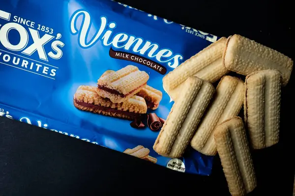 Londra İngiltere, 29 Mayıs 2025, Foxs Viennes Popüler İngiliz Bisküvileri Sütlü Sandviç