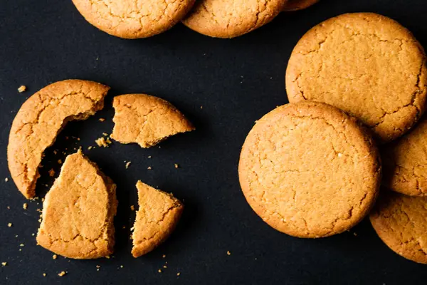 Londra İngiltere, 29 Mayıs 2025, Geleneksel Sıcak Baharatlı Popüler Zencefilli Kurabiye Grubu