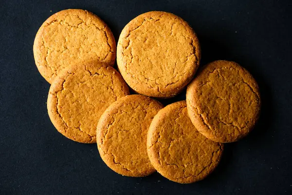 Londra İngiltere, 29 Mayıs 2025, Geleneksel Sıcak Baharatlı Popüler Zencefilli Kurabiye Grubu