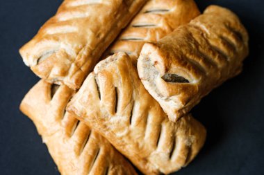 Londra İngiltere, 30 Mayıs 2025, İngiliz Favori Sosis Ekmeği Yığını 