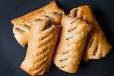 Londra İngiltere, 30 Mayıs 2025, İngiliz Favori Sosis Ekmeği Yığını 