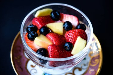 Londra İngiltere, 30 Mayıs 2025, Çilekli, mangolu ve yabanmersinli bir kase taze sağlıklı meyve salatası