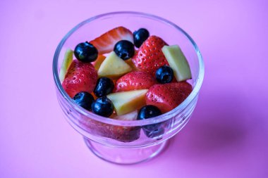 Londra İngiltere, 30 Mayıs 2025, Çilekli, mangolu ve yabanmersinli bir kase taze sağlıklı meyve salatası