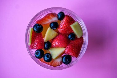 Londra İngiltere, 30 Mayıs 2025, Çilekli, mangolu ve yabanmersinli bir kase taze sağlıklı meyve salatası