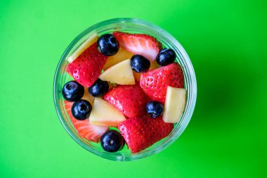 Londra İngiltere, 30 Mayıs 2025, Çilekli, mangolu ve yabanmersinli bir kase taze sağlıklı meyve salatası