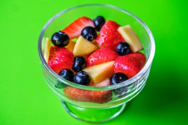 Londra İngiltere, 30 Mayıs 2025, Çilekli, mangolu ve yabanmersinli bir kase taze sağlıklı meyve salatası