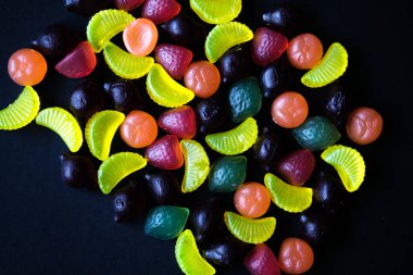 Londra İngiltere, 31 Mayıs 2025, Renkli Geleneksel Meyve Şekerleri Seçimi