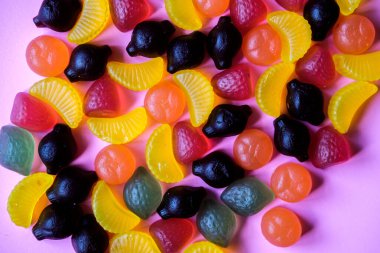 Londra İngiltere, 31 Mayıs 2025, Renkli Geleneksel Meyve Şekerleri Seçimi