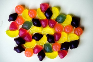 Londra İngiltere, 31 Mayıs 2025, Renkli Geleneksel Meyve Şekerleri Seçimi