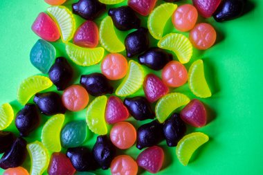 Londra İngiltere, 31 Mayıs 2025, Renkli Geleneksel Meyve Şekerleri Seçimi