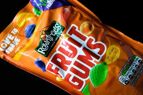Londra İngiltere, 31 Mayıs 2025, Rowntrees Klasik Meyve Şekeri Paketi
