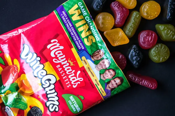 Londra, 31 Mayıs 2025, Bir paket Maynard Bassett Geleneksel Şarap Dişetleri