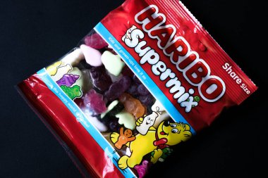 Londra İngiltere, Haziran 01 2025, Haribo Kremalı Yumuşak Doku Süperkarışım Şekerler Paketi