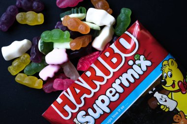 Londra İngiltere, Haziran 01 2025, Haribo Kremalı Yumuşak Doku Süperkarışım Şekerler Paketi