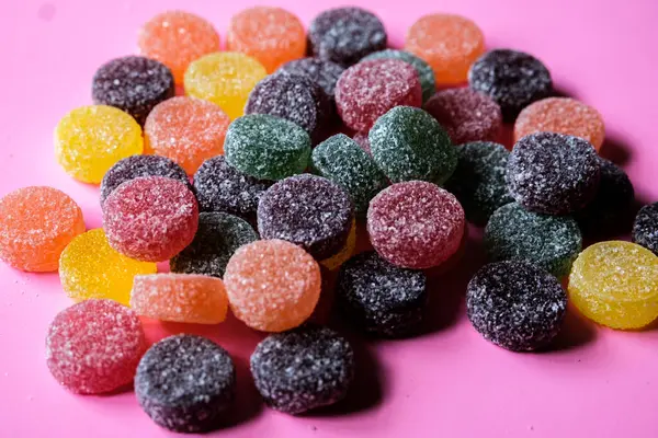 Londra İngiltere, Haziran 01 2025, Renkli Geleneksel Meyve Pasaportları Seçimi