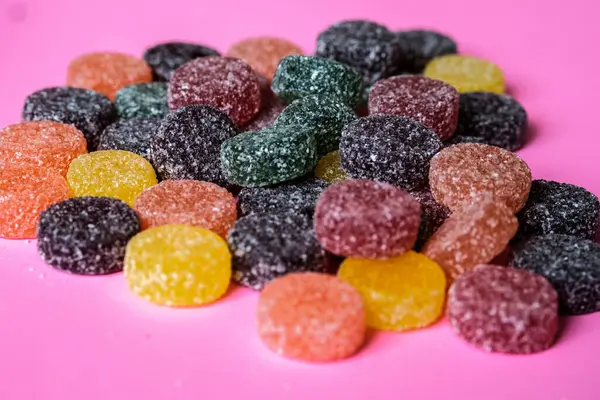 Londra İngiltere, Haziran 01 2025, Renkli Geleneksel Meyve Pasaportları Seçimi