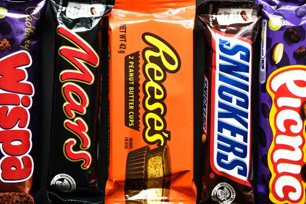 Londra İngiltere, Haziran 01 2025, En Sevilen İngiliz Çikolata Seçimi