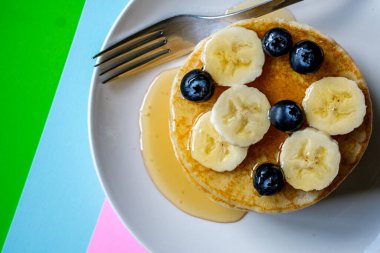Londra İngiltere, Haziran 02 2025, Dilimlenmiş Muz Yabanmersinli Taze Krep ve Bal