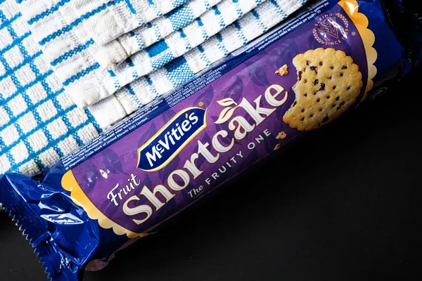 Londra İngiltere, Haziran 02 2025, McVities Meyveli Bisküvi Paketi