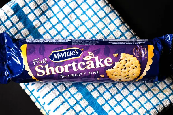 Londra İngiltere, Haziran 02 2025, McVities Meyveli Bisküvi Paketi