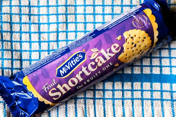 Londra İngiltere, Haziran 02 2025, McVities Meyveli Bisküvi Paketi