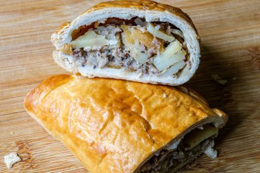 London UK, Haziran 04 2025, Geleneksel Fırınlanmış Lezzetli Cornish Pasty