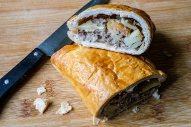 London UK, Haziran 04 2025, Geleneksel Fırınlanmış Lezzetli Cornish Pasty