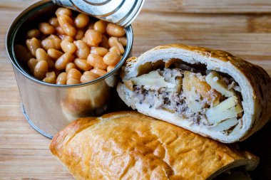 Londra İngiltere, Haziran 04, 2025, Klasik Cornish Pasty Meal with fırında fasulye