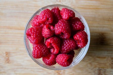 Londra İngiltere, Haziran 04 2025, Bir kase taze olgun ahududu