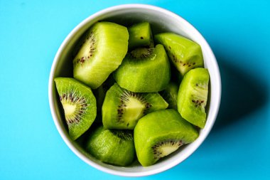 Londra İngiltere, Haziran 05 2025, Bir kase Doğranmış Taze Sağlıklı Kivi